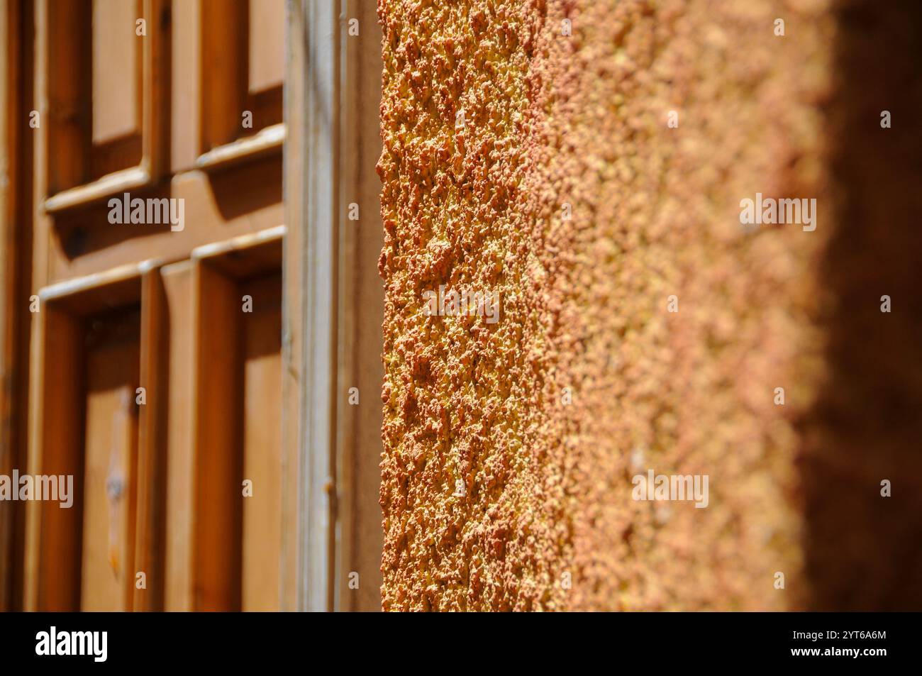 Particolare di gesso squallido e colorato nel centro storico di Satriano di Lucania. Potenza (Lucania- Basilicata -) Foto Stock