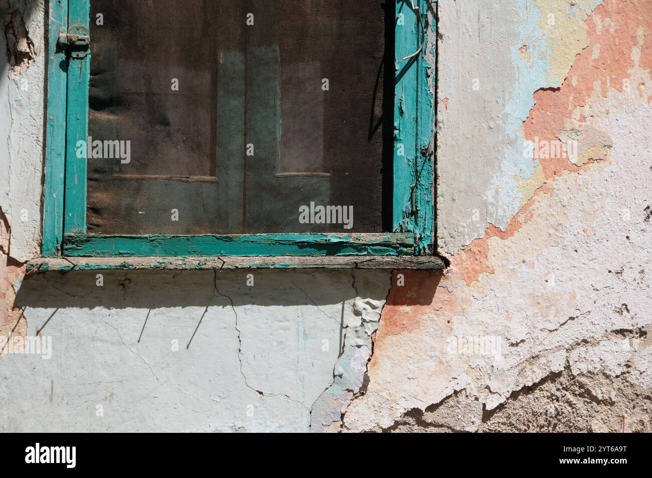 Particolare di gesso squallido e colorato nel centro storico di Satriano di Lucania. Potenza (Lucania- Basilicata -) Foto Stock