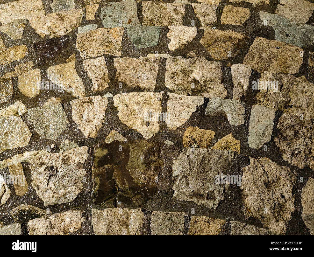 Abstract Denture: Scalinata notturna di Wet Stone City Foto Stock