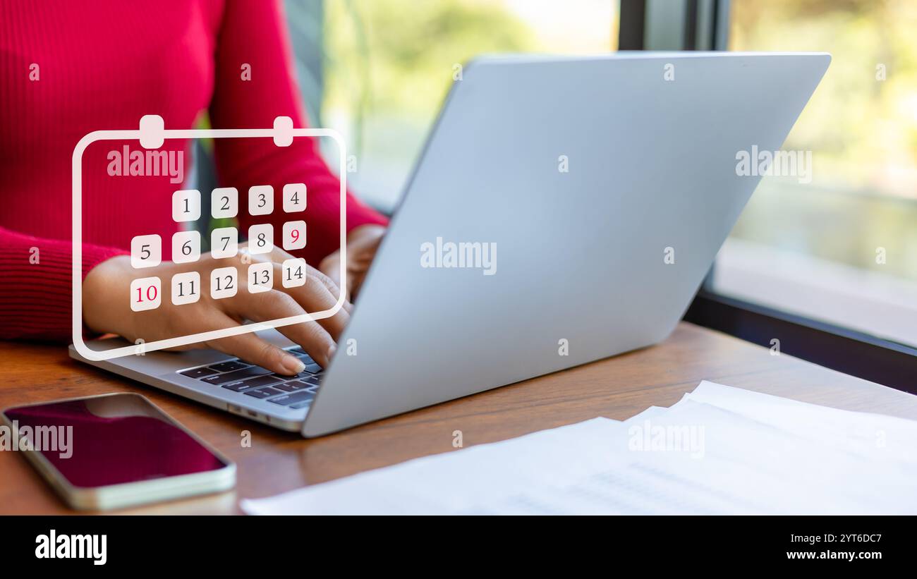 Una donna d'affari mostra le date sul calendario virtuale, gestisce il suo programma aziendale, imposta promemoria per appuntamenti importanti, collage creativo per il piano Foto Stock