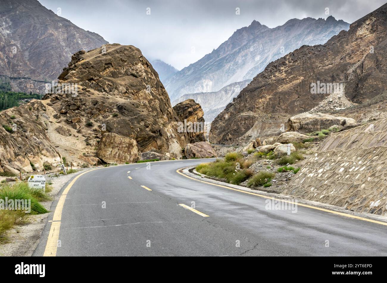 Karakoram Highway: Un viaggio panoramico attraverso i maestosi paesaggi montani Foto Stock