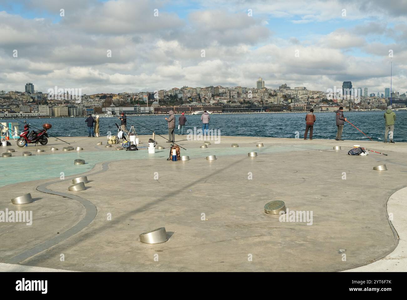 Istanbul, Turchia. 5 dicembre 2024. I pescatori dilettanti hanno visto a turno pescare sulle rive dello stretto del Bosforo. I pescatori dilettanti sono stati visti pescare con canne da pesca sulle rive del Bosforo. (Credit Image: © Mine Toz/SOPA Images via ZUMA Press Wire) SOLO PER USO EDITORIALE! Non per USO commerciale! Foto Stock