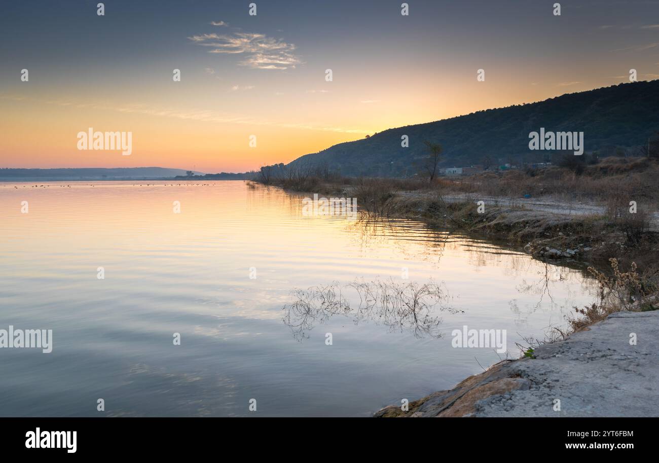 Serena alba sul lago Khabikki: Tranquillità della natura nel Punjab Foto Stock