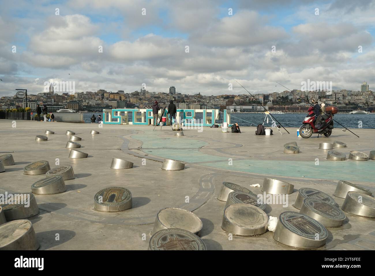 Istanbul, Turchia. 5 dicembre 2024. I pescatori dilettanti hanno visto a turno pescare sulle rive dello stretto del Bosforo. I pescatori dilettanti sono stati visti pescare con canne da pesca sulle rive del Bosforo. (Credit Image: © Mine Toz/SOPA Images via ZUMA Press Wire) SOLO PER USO EDITORIALE! Non per USO commerciale! Foto Stock