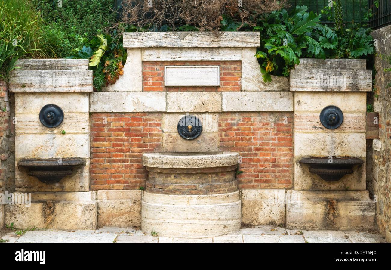 La fontana pubblica di San Quirico d'Orcia, Toscana, Italia Foto Stock