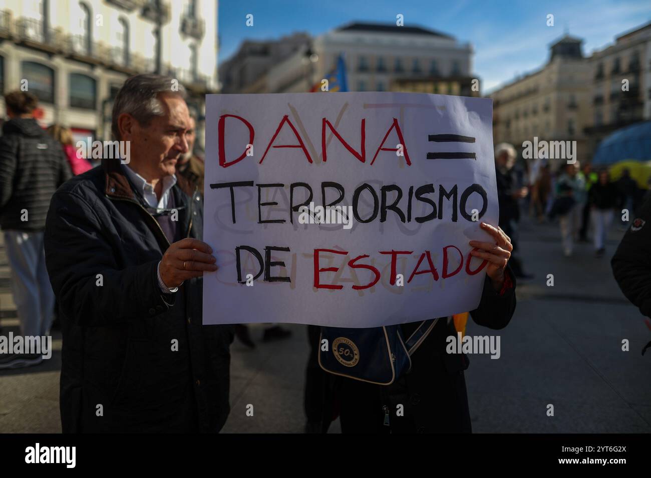 Madrid, Spagna. 6 dicembre 2024. Durante una manifestazione organizzata da attivisti di estrema destra a Puerta del Sol, chiedendo una giornata di non costituzione. Oggi, 6 dicembre, la Spagna commemora il 46° anniversario della Costituzione spagnola. Crediti: D. Canales Carvajal/Alamy Live News Foto Stock