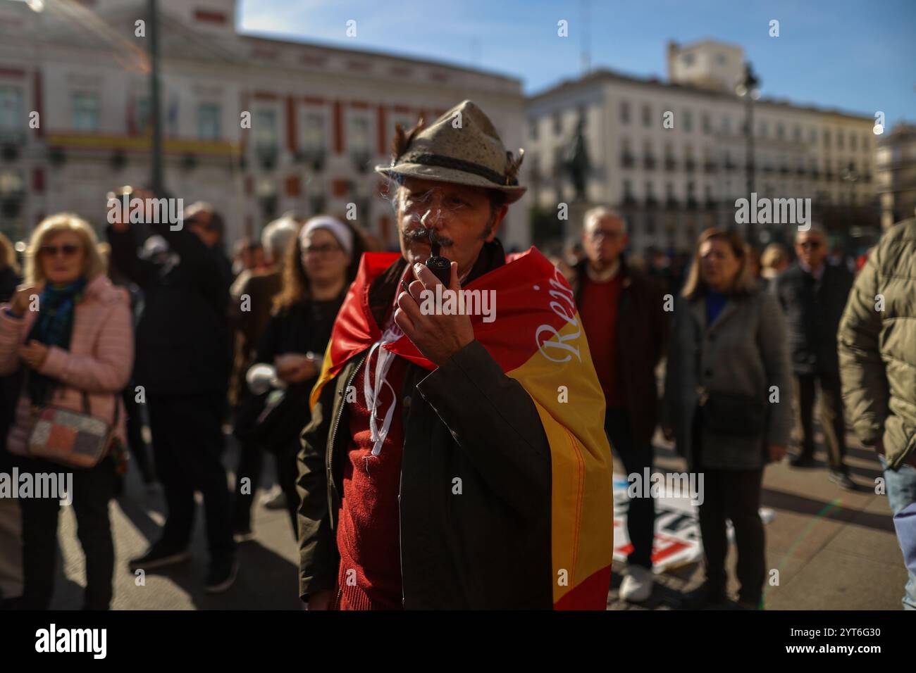 Madrid, Spagna. 6 dicembre 2024. Durante una manifestazione organizzata da attivisti di estrema destra a Puerta del Sol, chiedendo una giornata di non costituzione. Oggi, 6 dicembre, la Spagna commemora il 46° anniversario della Costituzione spagnola. Crediti: D. Canales Carvajal/Alamy Live News Foto Stock