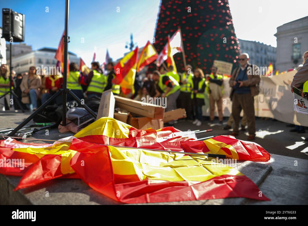 Madrid, Spagna. 6 dicembre 2024. Durante una manifestazione organizzata da attivisti di estrema destra a Puerta del Sol, chiedendo una giornata di non costituzione. Oggi, 6 dicembre, la Spagna commemora il 46° anniversario della Costituzione spagnola. Crediti: D. Canales Carvajal/Alamy Live News Foto Stock