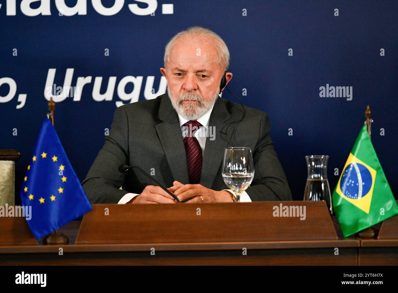 Montevideo, Uruguay. 6 dicembre 2024. Il Presidente del Brasile, Luiz Inacio Lula da Silva (M), al Vertice del Mercosur. Credito: Santiago Mazzarovich/dpa/Alamy Live News Foto Stock