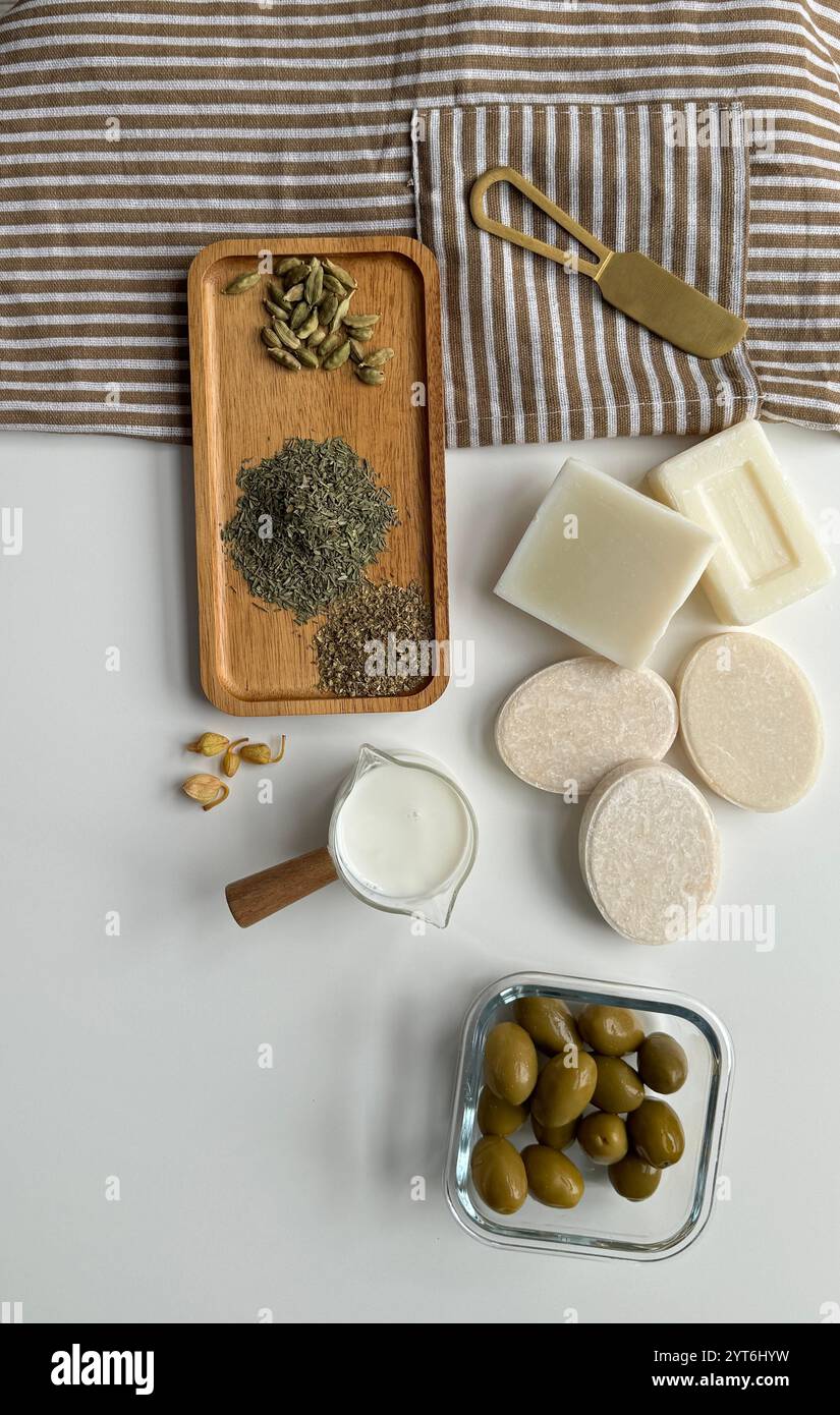 Ingredienti naturali, sapone, erbe aromatiche - Immagine stock catturata con smartphone