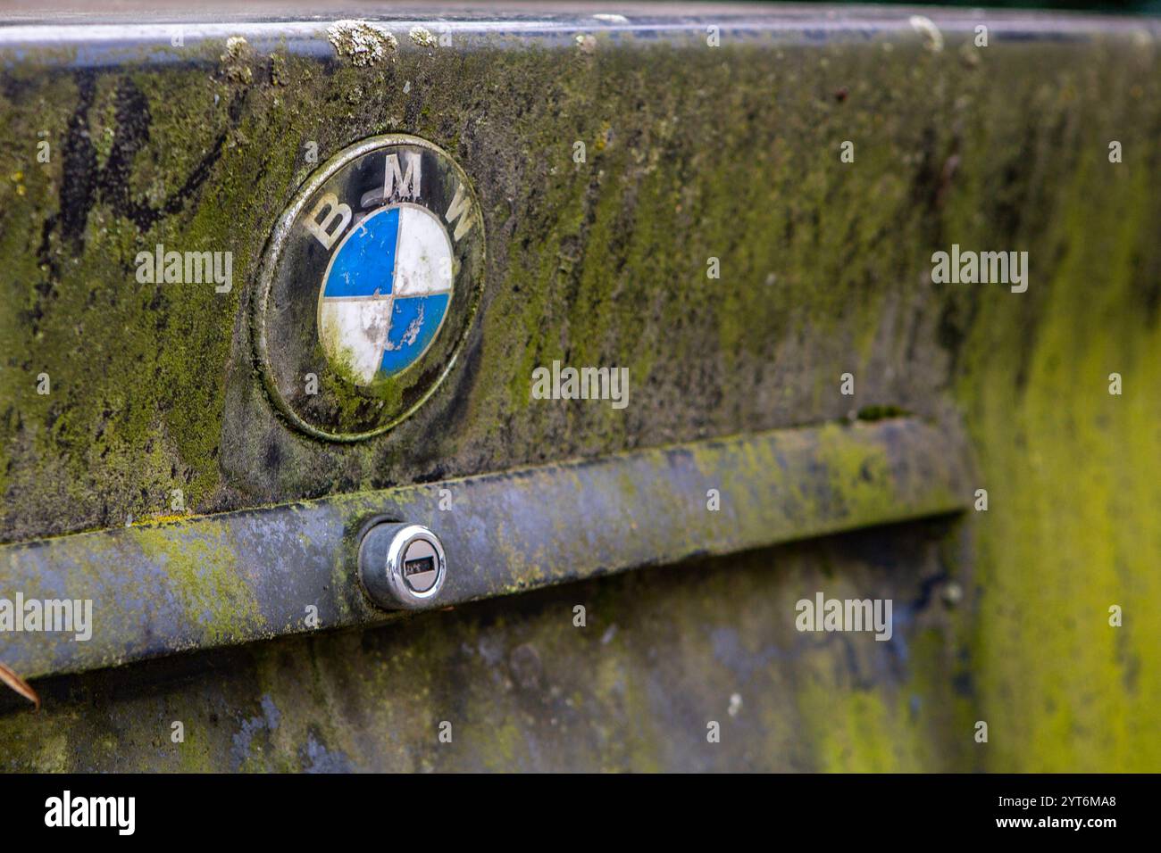 Ein verrottetes und verrostetes Logo des Automobilherstellers BMW. Die Bayerische Motoren Werke Aktiengesellschaft BMW ist ein börsennotierter Automobil- und Motorradhersteller mit Sitz a München, der auch als BMW Group auftritt. BMW *** Un logo marcio e arrugginito della casa automobilistica BMW Bayerische Motoren Werke Aktiengesellschaft BMW è un produttore di automobili e motociclette con sede a Monaco di Baviera, che opera anche come BMW Group BMW Foto Stock