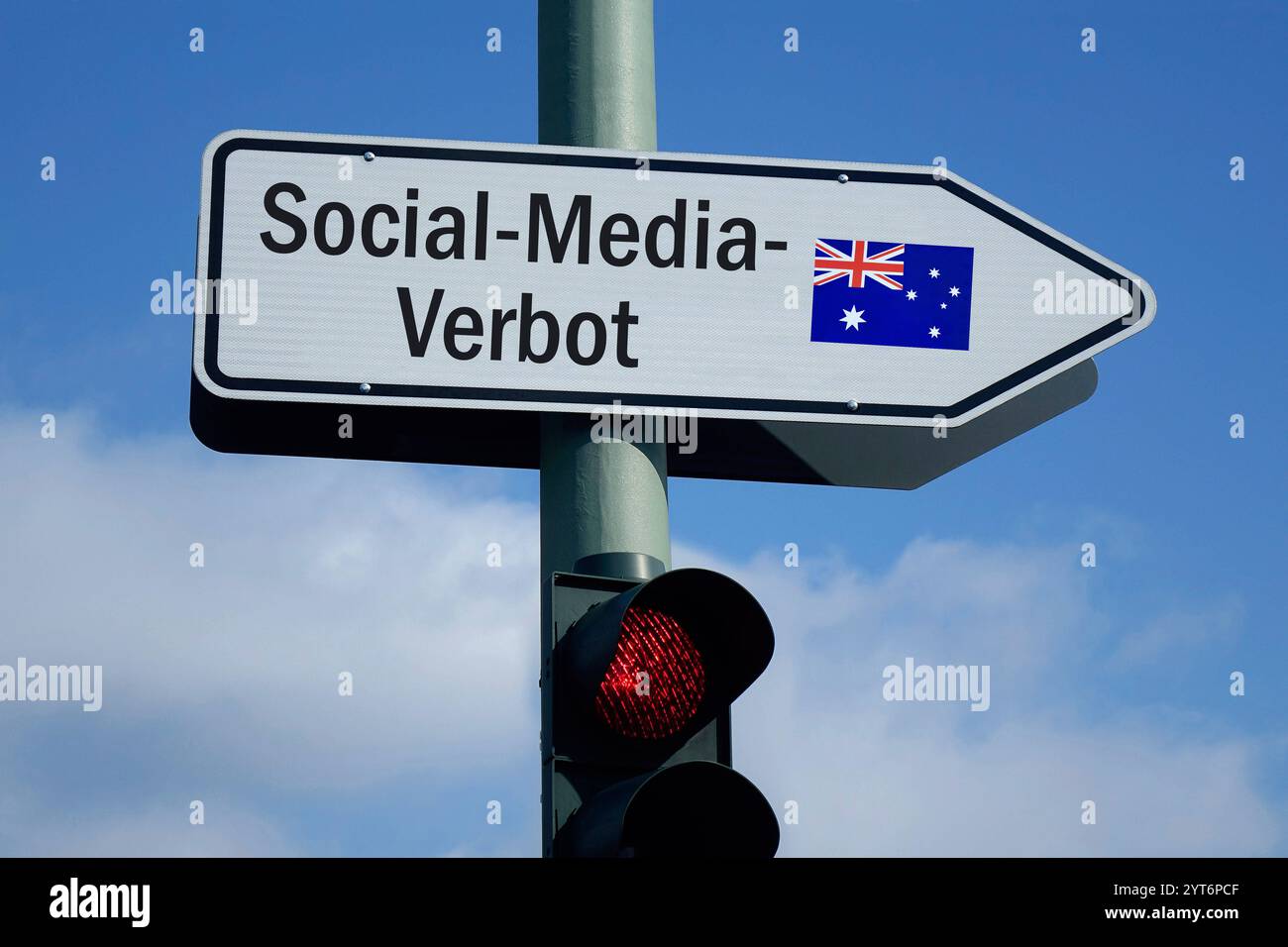 Wegweiser mit Social-Media-Verbot und Flagge Australiens sowie rote Ampel Wegweiser mit Social-Media-Verbot und Flagge Australiens sowie rote Ampel, 06.12.2024, Borkwalde, Brandeburgo, Über einer roten Ampel befindet sich ein Wegweiser mit dem Schriftzug Social-Media-Verbot und einer Fahne von Australien. *** Signpost con divieto dei social media e bandiera dell'Australia e semaforo rosso Signpost con divieto dei social media e bandiera dell'Australia e semaforo rosso, 06 12 2024, Borkwalde, Brandeburgo, sopra un semaforo rosso è un cartello con le parole divieto dei social media e una bandiera dell'Australia Foto Stock