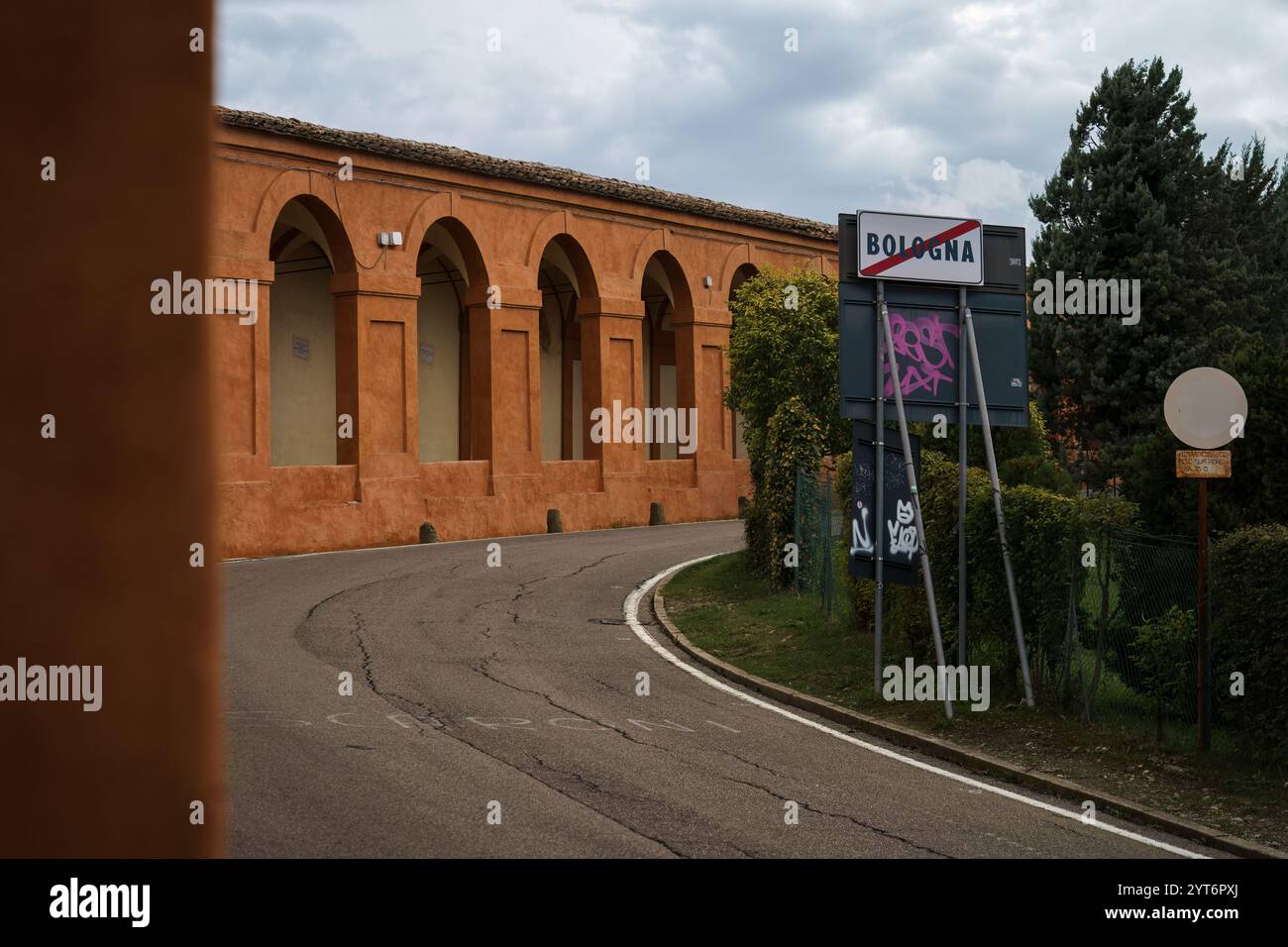 Bologna, Italia. 9 ottobre 2024 - Portico di San Luca con un cartello con il nome "Bologna" barrato Foto Stock