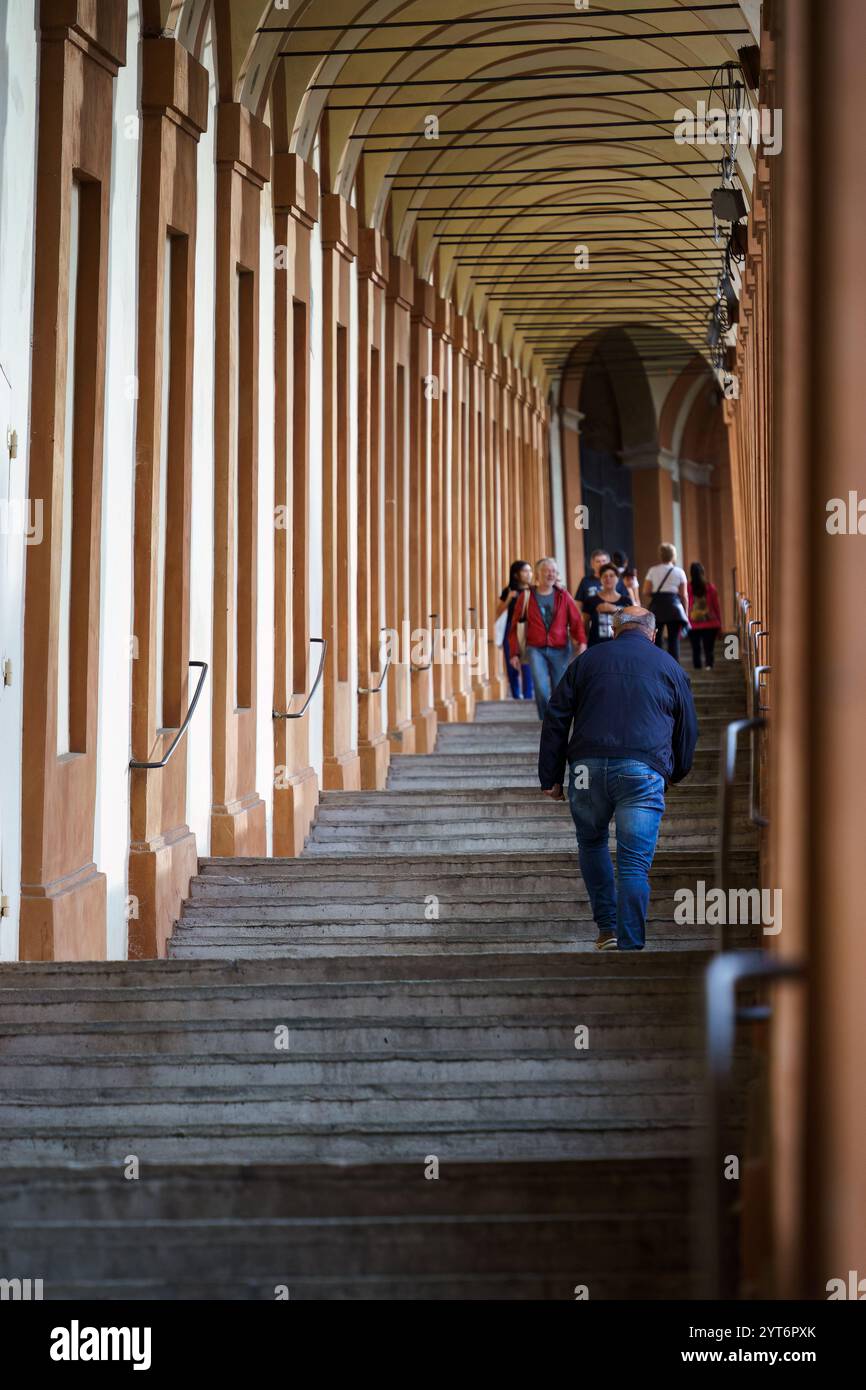 Bologna, Italia. 9 ottobre 2024 - i visitatori salgono i gradini del Portico di San Luca Foto Stock