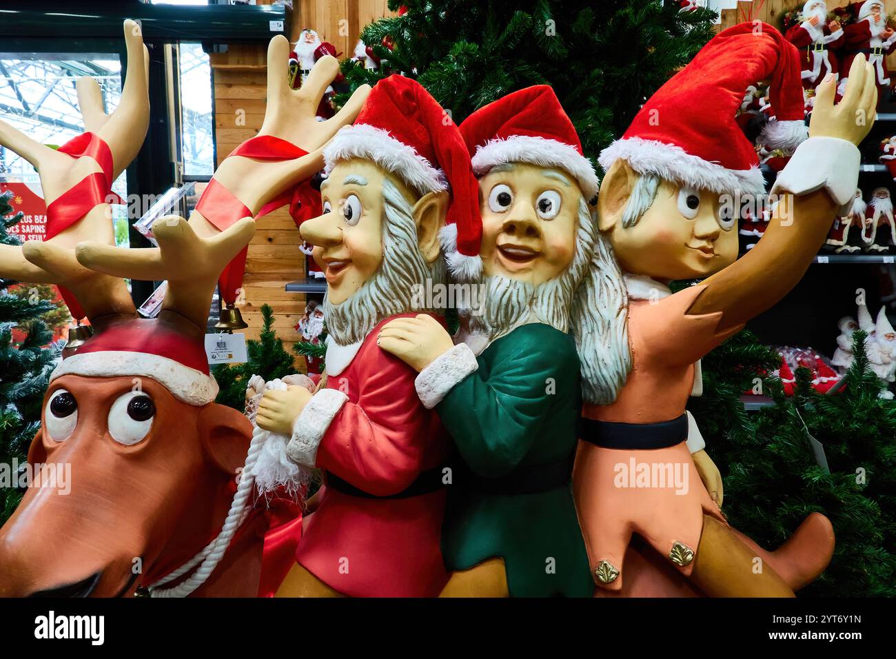 Decorazioni di Elfi festivi con cappelli di Babbo Natale e renne in scena di vacanza Foto Stock