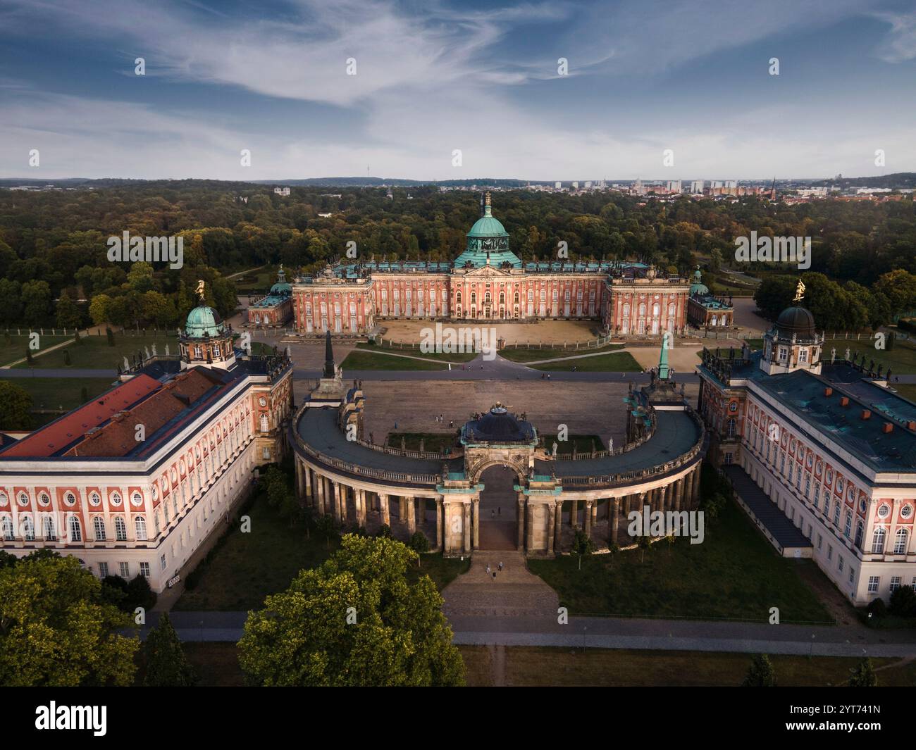 Vista dal drone del nuovo castello di Sanssouci e del complesso universitario a Potsdam, Germania, che mostra architettura barocca, grandiosità storica e dintorni panoramici Foto Stock