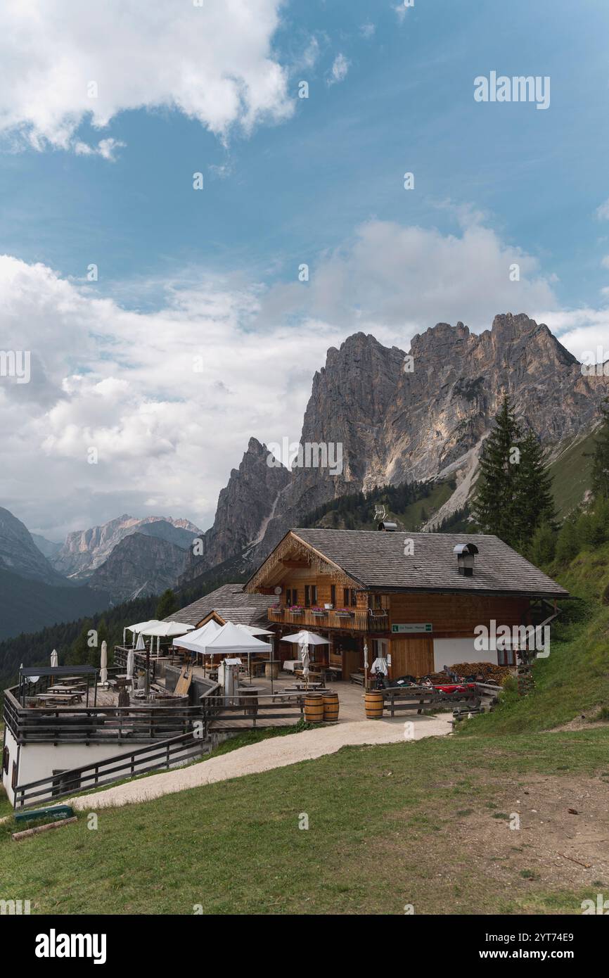 L'idilliaco rifugio Mietres è situato in una posizione pittoresca di fronte alle torreggianti pareti rocciose del Pomagagnon. Foto Stock