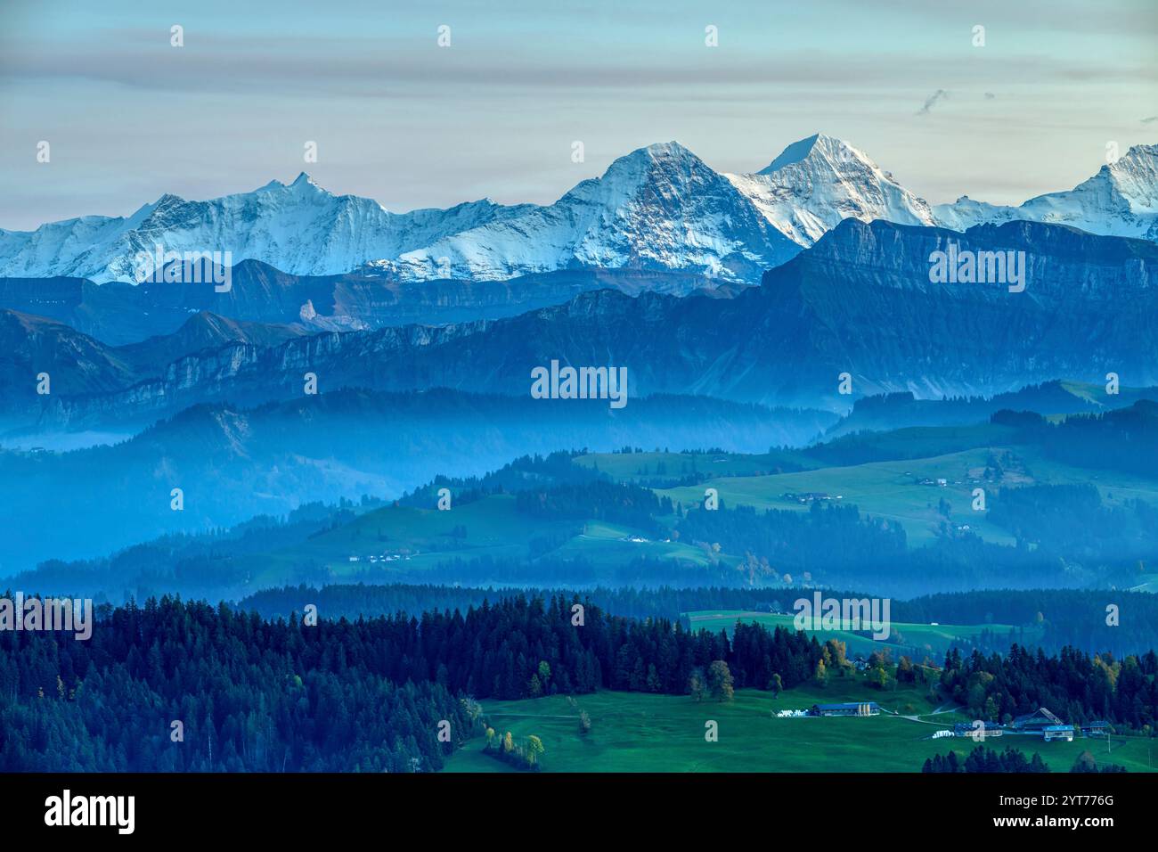 Panorama alpino svizzero con paesaggio nell'Emmental. Oberland Bernese. Cantone di Berna. Svizzera. Europa. Foto Stock