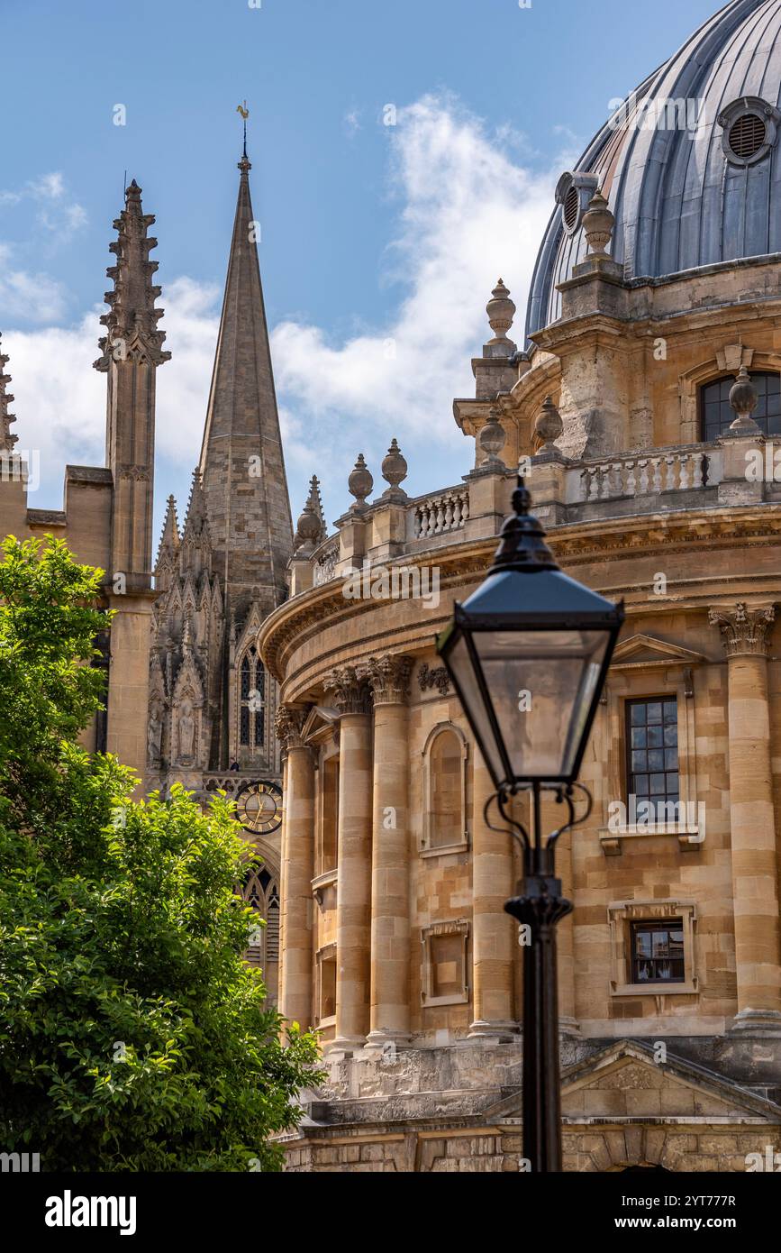 La Radcliffe camera (primo piano) e la Chiesa Universitaria, Radcliffe Square, Oxford, Regno Unito Foto Stock