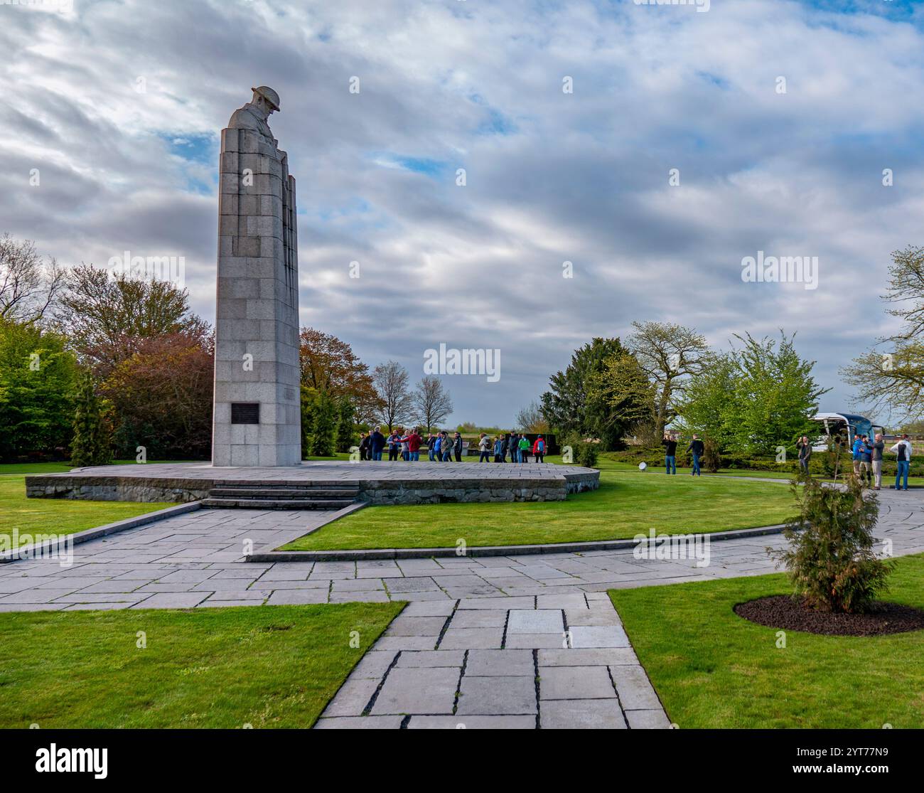 Langemark-Poelkapelle, il soldato spietato, anche Saint Julien Memorial, è un memoriale di guerra canadese in onore della prima Divisione canadese in un piccolo parco commemorativo nel villaggio di Saint-Julien, nella regione di Westhoek intorno a Ypres Foto Stock