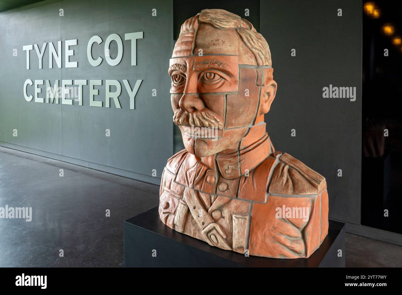 Zonnebeke - Passendale, Tyne Cot Commonwealth War Graves Cemetery and Memorial to the Missing è un cimitero militare per i soldati dei paesi del Commonwealth delle Nazioni che morirono nella prima guerra mondiale intorno a Ypres dal 1917 in poi. Centro visitatori, area d'ingresso. Foto Stock