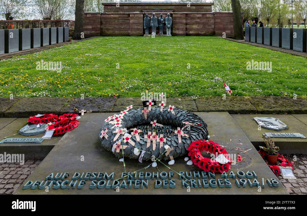 Langemark-Poelkapelle, 44, 304 soldati tedeschi caduti nella prima guerra mondiale durante la battaglia delle Fiandre nel 1914 sono sepolti a Langemark, 24, 917 dei quali si trovano sconosciuti nella grande tomba comune. Qui si trova il gruppo di figure "soldati in lutto" dello scultore di Monaco Emil Krieger Foto Stock