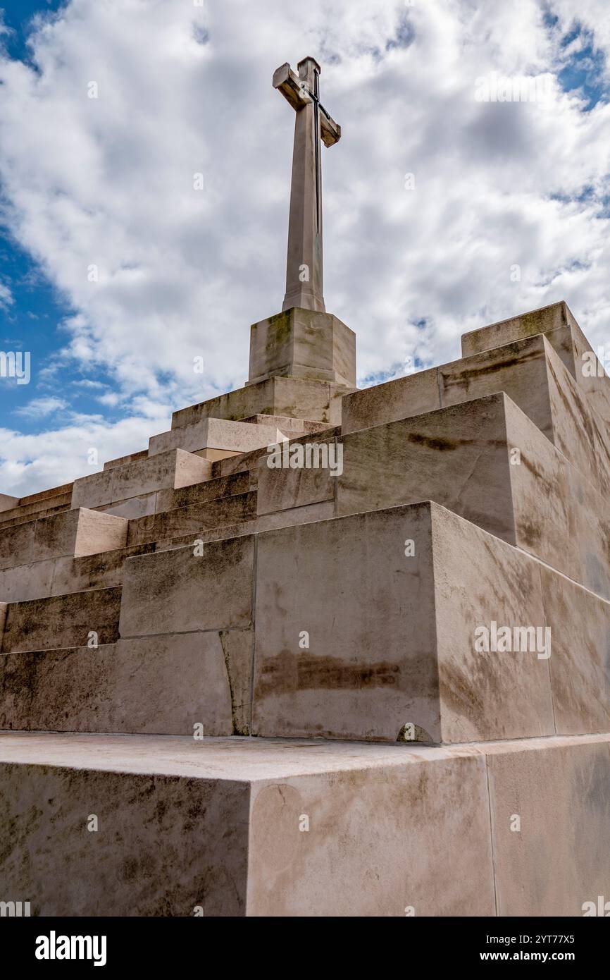 Zonnebeke - Passendale, Tyne Cot Commonwealth War Graves Cemetery and Memorial to the Missing, progettato da Sir Herbert Baker, un cimitero militare per i soldati dei paesi del Commonwealth che morirono nella prima guerra mondiale intorno a Ypres dal 1917 in poi. Croce di sacrificio, croce commemorativa Foto Stock