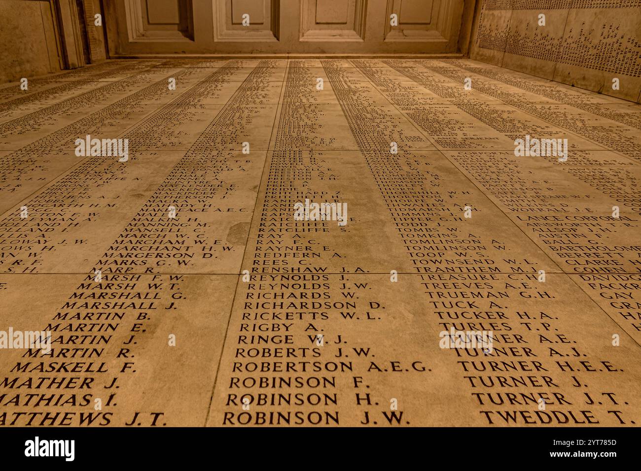 Ypres, memoriale di Menenpoort a 56, 000 soldati britannici dispersi in azione durante la prima guerra mondiale, i cui nomi sono incisi sulle pareti. Dal 1929, la cerimonia del Last Post si è svolta alle 20:00, con una chiamata militare e l'"Ode to the Fallen" di Laurence Binyons. Si conclude con "li ricorderemo” e un minuto di silenzio. Foto Stock