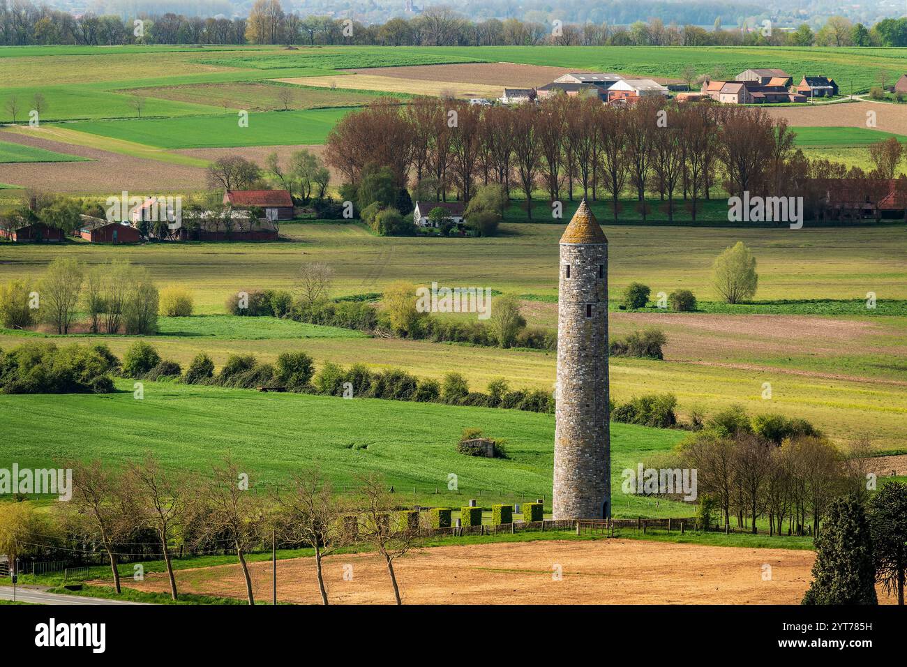 Mesen, Island of Ireland Peace Park, chiamato anche Irish Peace Park o Irish Peace Tower, a Messines vicino a Ypres per commemorare tutti i soldati irlandesi, cattolici e protestanti, che combatterono fianco a fianco nella battaglia di Messines Ridge. La Torre Rotonda è un simbolo di pace e riconciliazione Foto Stock
