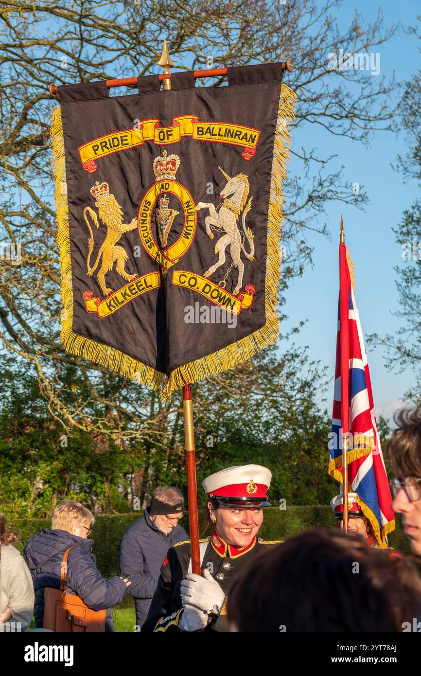 Ypres, bandiera della Pride of Ballinran Band di Kilkeel Co Down. Kilkeel è una piccola città dell'Irlanda del Nord sulla costa. I membri della band sono in visita a Ypres durante il loro viaggio dalle sale dei tessuti a Menenpoort, Menin Gate, per prendere parte alla cerimonia Last Post Foto Stock