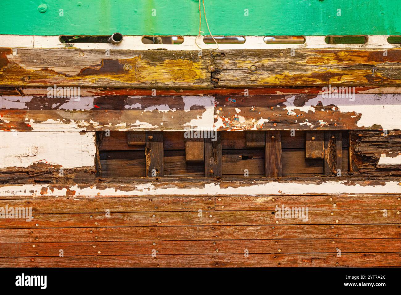 Una barca con scafo in legno in fase di restauro presso il sito storico Britannia Shipyard a Steveston B.C. Canada Foto Stock