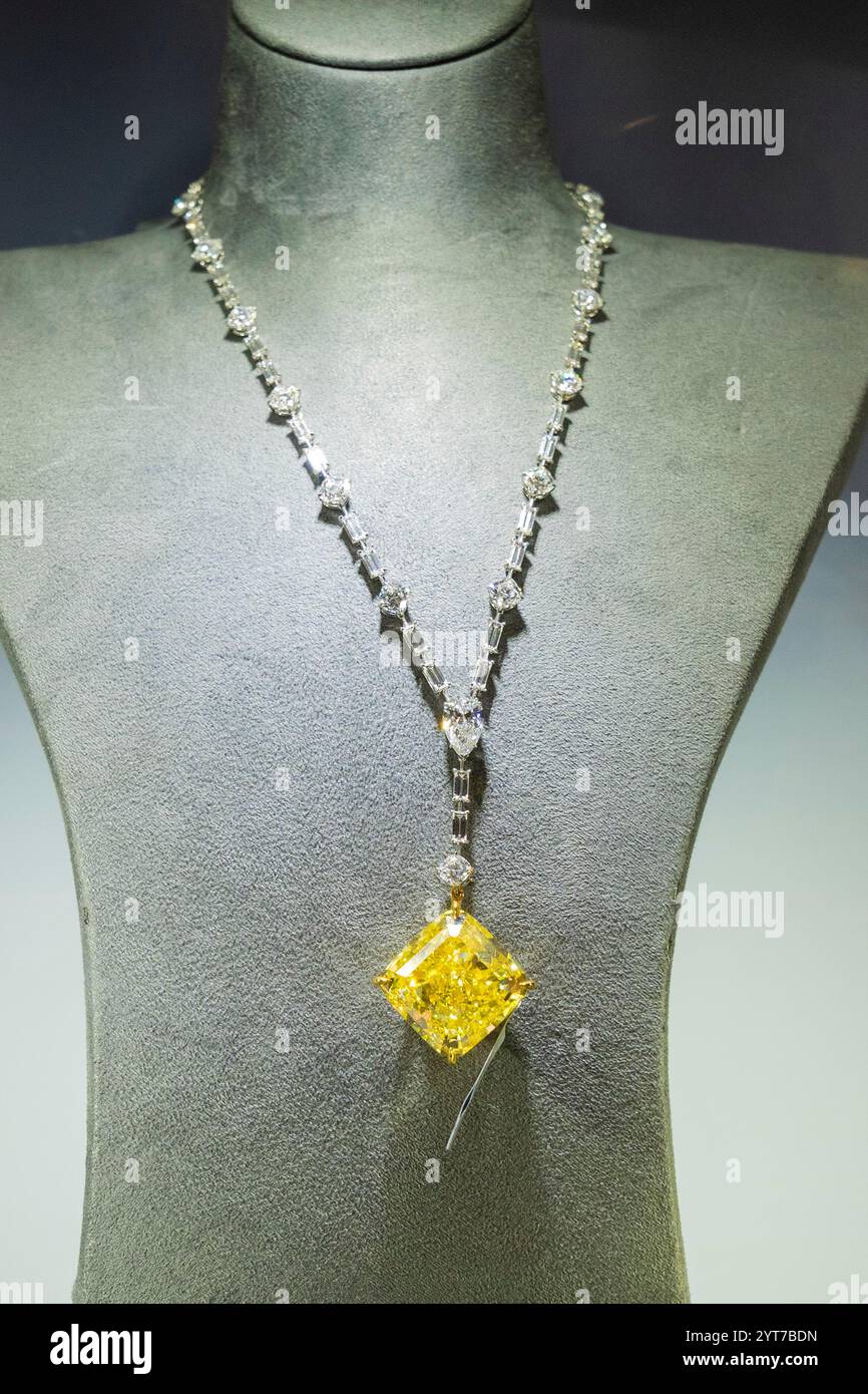 New York, New York, Stati Uniti. 5 dicembre 2024. Collana con ciondolo giallo e diamante, stima dell'asta di 0,5-3,5 milioni in esposizione durante l'anteprima stampa di lusso di Sotheby's a New York il 5 dicembre 2024 (Credit Image: © Lev Radin/ZUMA Press Wire) SOLO PER USO EDITORIALE! Non per USO commerciale! Foto Stock