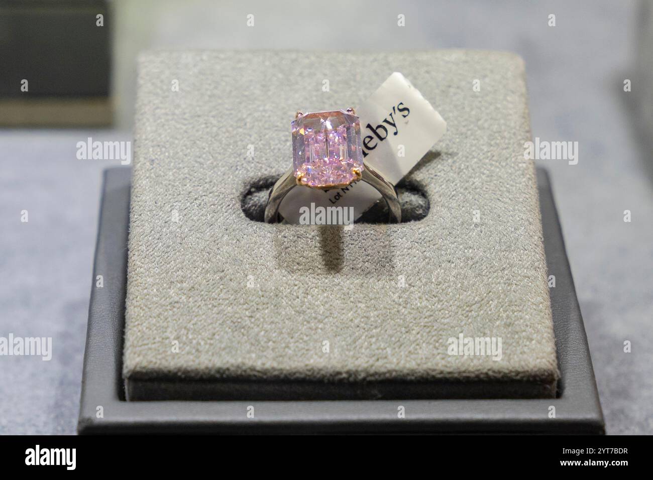 New York, New York, Stati Uniti. 5 dicembre 2024. Anello di diamanti rosa violacei intenso, stima dell'asta 25-4,25 milioni in mostra durante l'anteprima stampa di lusso di Sotheby a New York il 5 dicembre 2024 (Credit Image: © Lev Radin/ZUMA Press Wire) SOLO PER USO EDITORIALE! Non per USO commerciale! Foto Stock