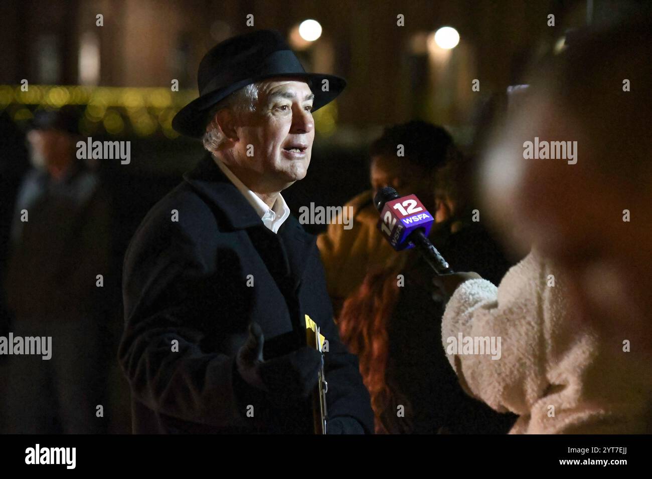 Prattville, Alabama, USA-dicembre 5, 2024: Il sindaco di Prattville Bill Gillespie viene intervistato da WSFA News alla cerimonia di accensione dell'albero di Natale. Foto Stock