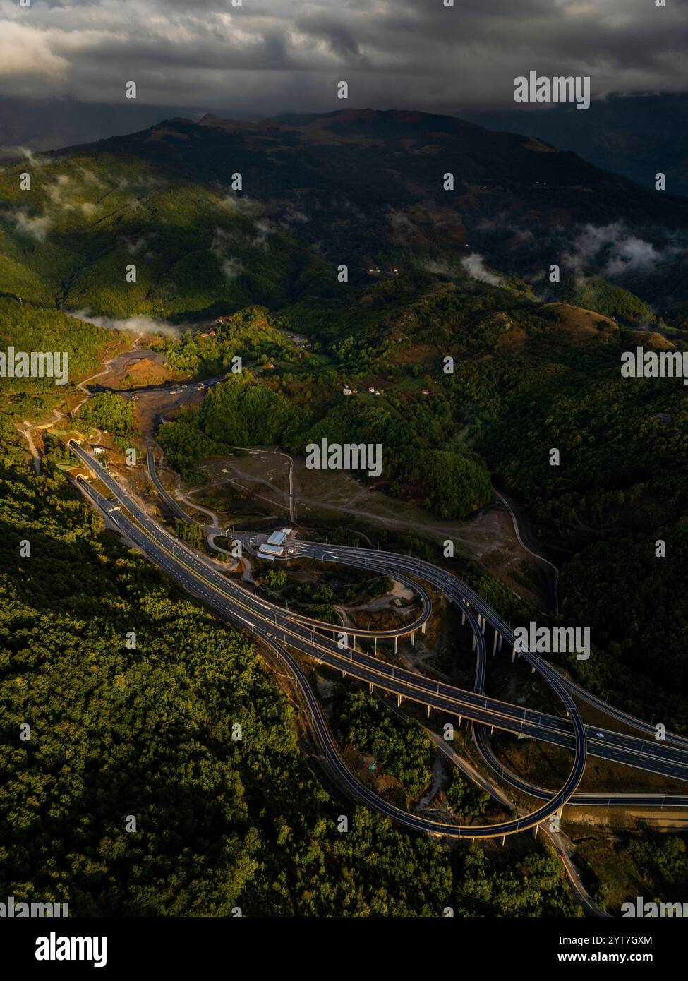 Autostrada in Montenegro, colline vicino alla capitale Podgorica nei Balcani, Europa orientale Foto Stock