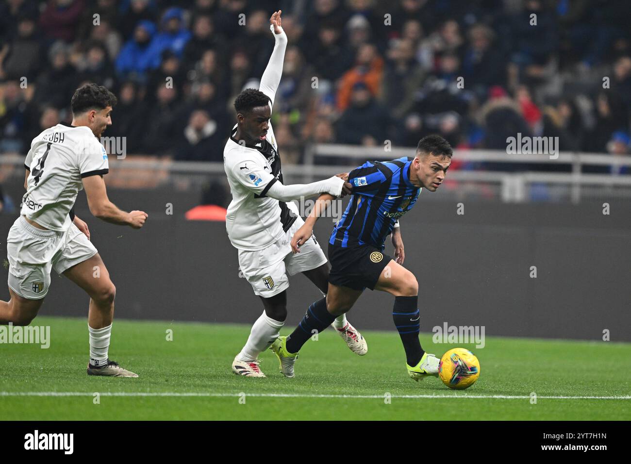 Lautaro Martinez dell'Inter FC in azione durante la partita di calcio di serie A tra Inter FC e Parma calcio 1913 il 6 dicembre 2024 allo stadio Giuseppe Meazza San Siro Siro di Milano, Italia crediti: Tiziano Ballabio/Alamy Live News Foto Stock