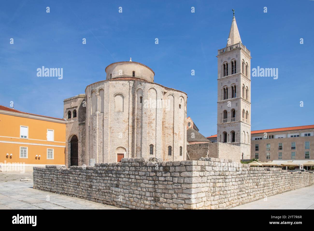 Chiesa cattolica romana di San Donato di epoca bizantina nel centro storico di una città vecchia sul Mediterraneo. Vecchia chiesa rotonda in pietra bianca, Donato di Zara, Dalmazia, Croazia Foto Stock