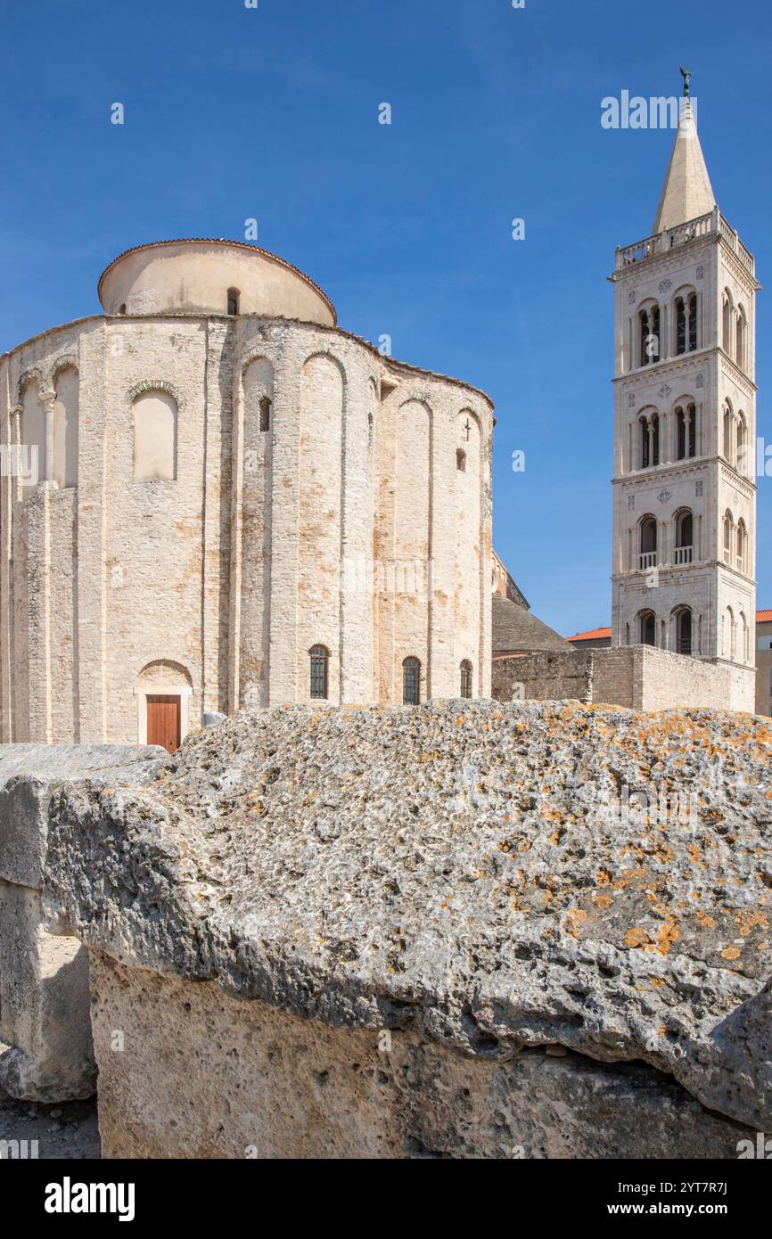 Chiesa cattolica romana di San Donato di epoca bizantina nel centro storico di una città vecchia sul Mediterraneo. Vecchia chiesa rotonda in pietra bianca, Donato di Zara, Dalmazia, Croazia Foto Stock