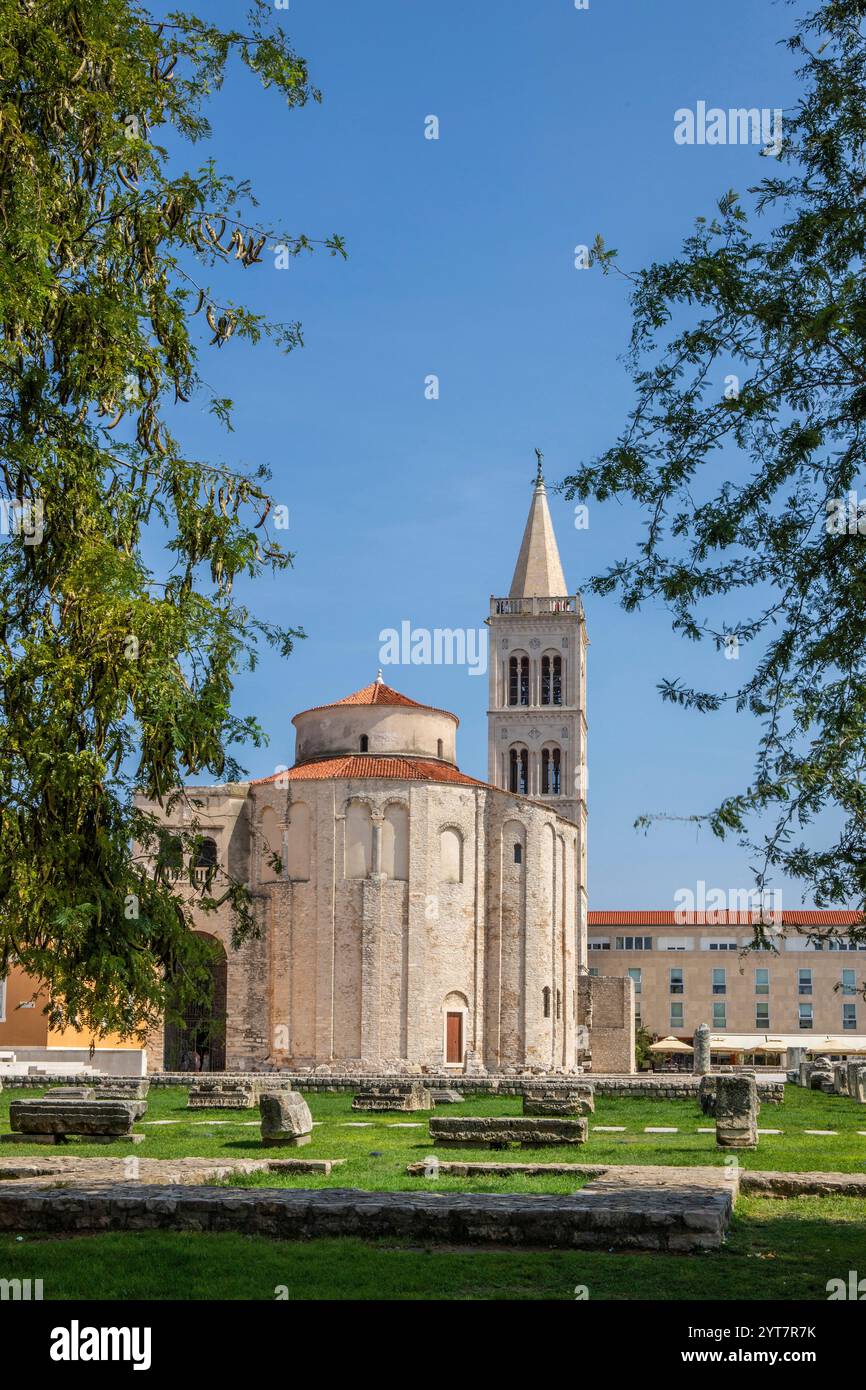 Chiesa cattolica romana di San Donato di epoca bizantina nel centro storico di una città vecchia sul Mediterraneo. Vecchia chiesa rotonda in pietra bianca, Donato di Zara, Dalmazia, Croazia Foto Stock