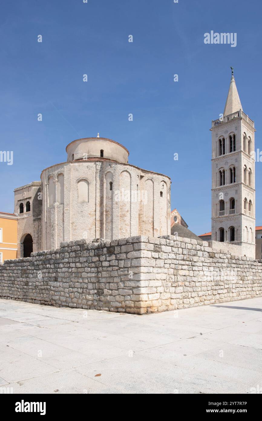 Chiesa cattolica romana di San Donato di epoca bizantina nel centro storico di una città vecchia sul Mediterraneo. Vecchia chiesa rotonda in pietra bianca, Donato di Zara, Dalmazia, Croazia Foto Stock