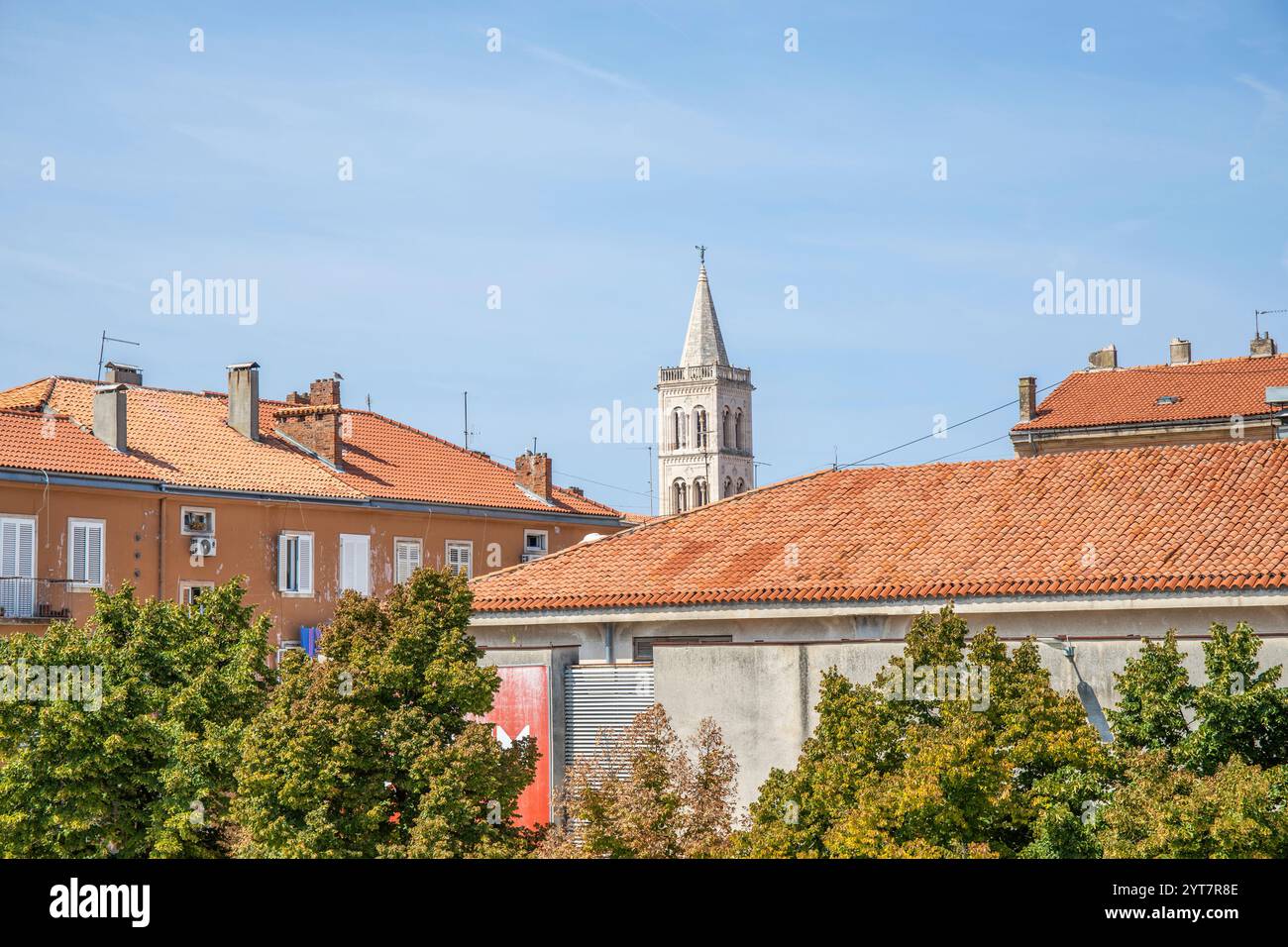 Strade, vicoli ed edifici di un centro storico mediterraneo sul Mediterraneo. Una giornata di sole nella città costiera con porto sul mare Adriatico, Zara, Dalmazia, Croazia Foto Stock