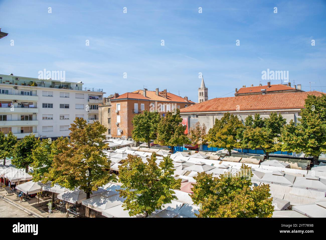 Strade, vicoli ed edifici di un centro storico mediterraneo sul Mediterraneo. Una giornata di sole nella città costiera con porto sul mare Adriatico, Zara, Dalmazia, Croazia Foto Stock