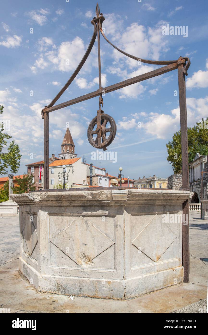 Piazza pubblica circondata da mura medievali della città con 5 magnifiche fontane in pietra del XVI secolo. Piazza delle cinque fontane Adriatico, Zara, Dalmazia, Croazia Foto Stock