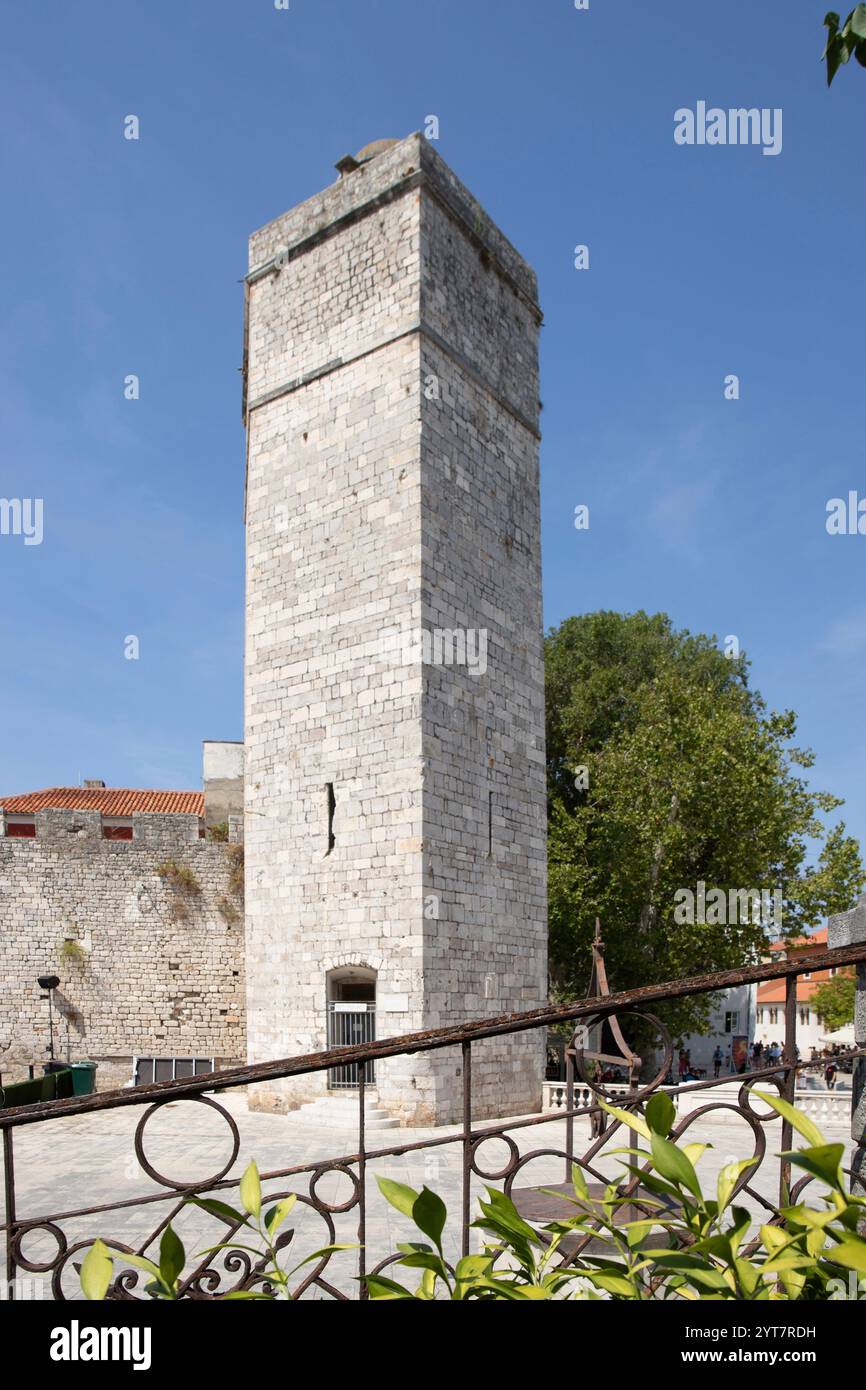 Piazza pubblica circondata da mura medievali della città con 5 magnifiche fontane in pietra del XVI secolo. Piazza delle cinque fontane Adriatico, Zara, Dalmazia, Croazia Foto Stock