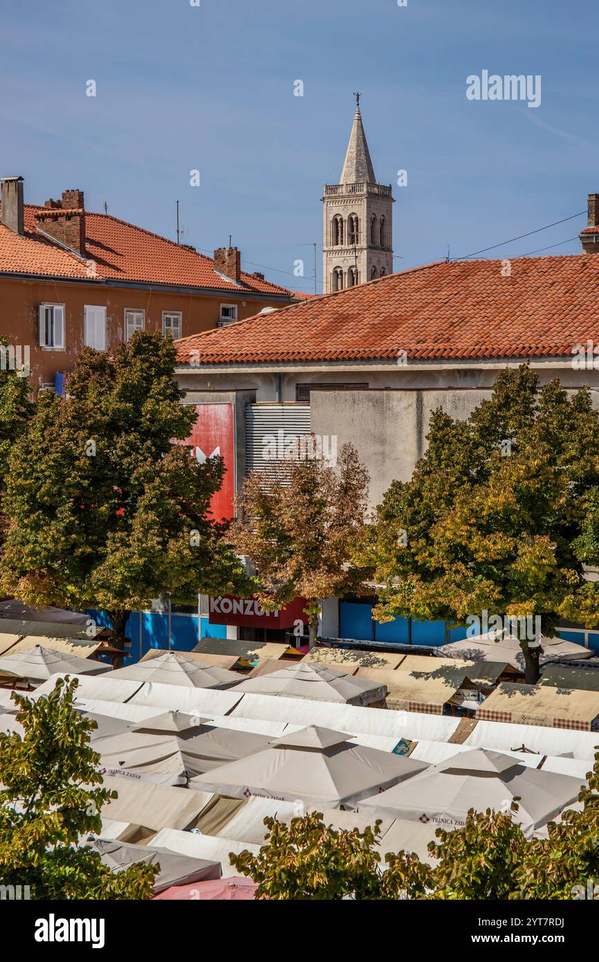 Strade, vicoli ed edifici di un centro storico mediterraneo sul Mediterraneo. Una giornata di sole nella città costiera con porto sul mare Adriatico, Zara, Dalmazia, Croazia Foto Stock
