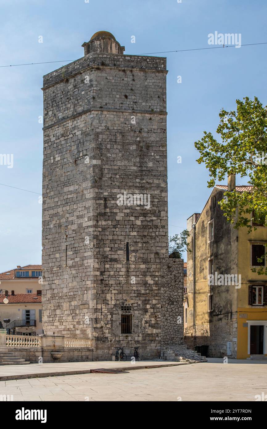 Piazza pubblica circondata da mura medievali della città con 5 magnifiche fontane in pietra del XVI secolo. Piazza delle cinque fontane Adriatico, Zara, Dalmazia, Croazia Foto Stock