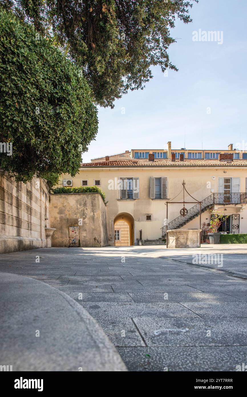 Piazza pubblica circondata da mura medievali della città con 5 magnifiche fontane in pietra del XVI secolo. Piazza delle cinque fontane Adriatico, Zara, Dalmazia, Croazia Foto Stock