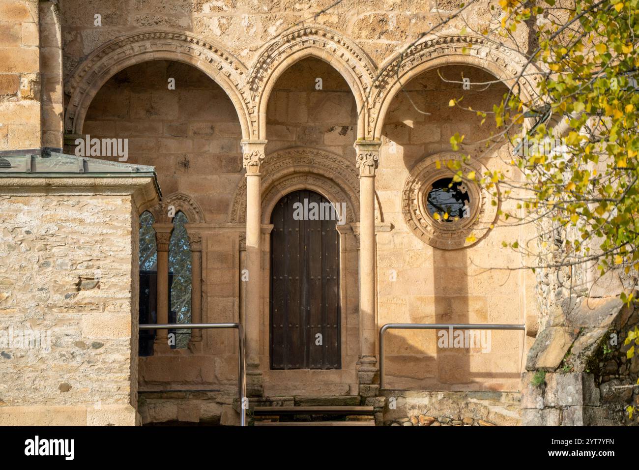 Monastero di Santa María de Carracedo, galleria "Mirador de la Reina" con tre archi, X secolo, Carracedo del Monasterio, regione di El Bierzo, castello Foto Stock