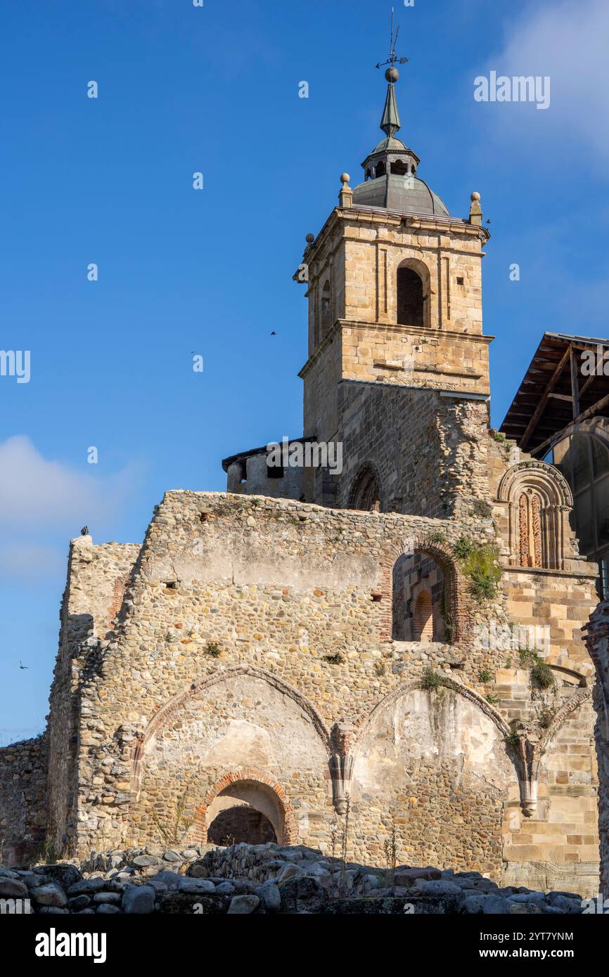 Chiostro e Parrocchia dell'assunzione, Monastero di Santa María de Carracedo, X secolo, Carracedo del Monasterio, regione di El Bierzo, Castiglia e le Foto Stock