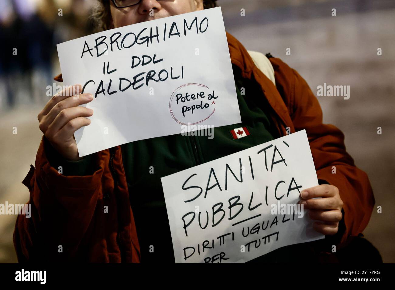 Roma, Italia. 6 dicembre 2024. Protesta di potenti al popolo davanti al Dipartimento per gli affari regionali e le autonomie - Venerd“ 6 dicembre 2024 - Cronaca - (foto di Cecilia Fabiano/LaPresse) potenza al popolo protesta davanti al Dipartimento affari regionali e autonomie Ñ Roma, Italia - venerdì 6, 2024 - News - (foto di Cecilia Fabiano/LaPresse) credito: LaPresse/Alamy Live News Foto Stock